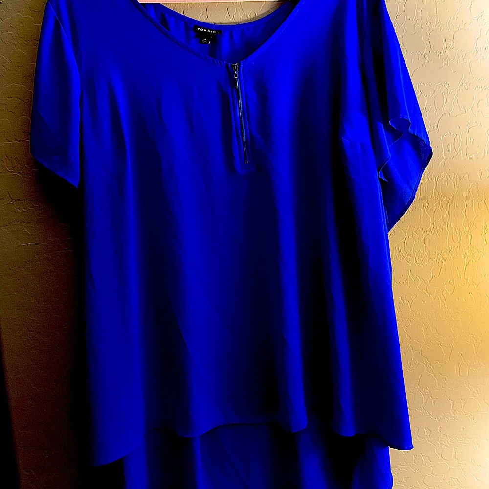 Torrid size 4 hi-lo blouse with zipper detail